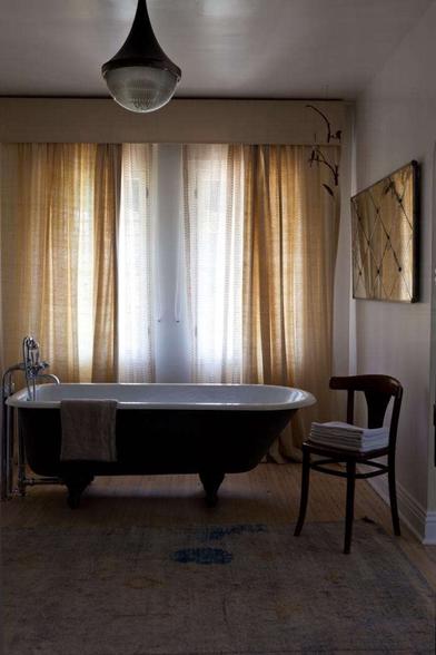 https://www.remodelista.com/ezoimgfmt/media.remodelista.com/wp-content/uploads/2015/03/fields/Estee%20Stanley%20Bath,%20Remodelista.jpg?ezimgfmt=rs:392x588/rscb4