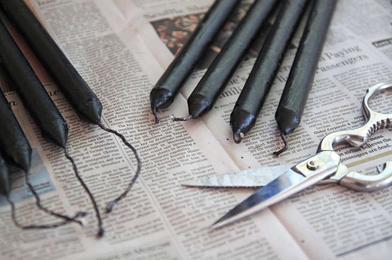 DIY: Black Beeswax Tapers for the Autumn Table - Remodelista