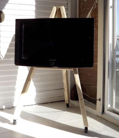 TV Easel for Flat Screens 🤯 I'm going to switch out the wood