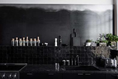 https://www.remodelista.com/ezoimgfmt/media.remodelista.com/wp-content/uploads/2016/10/All-Black-Studio-Kitchen-Hollis-Joliet-2-733x489.jpg?ezimgfmt=rs:392x262/rscb4