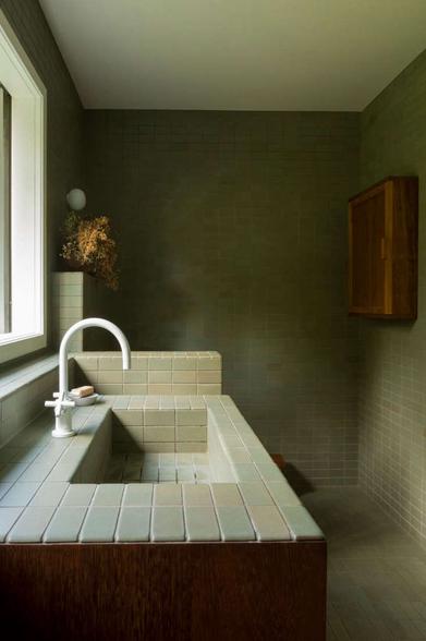 https://www.remodelista.com/ezoimgfmt/media.remodelista.com/wp-content/uploads/2017/09/katie-lockhart-studio-heath-ceramics-tile-bathroom-neeve-woodward-2-733x1100.jpg?ezimgfmt=rs:392x588/rscb4