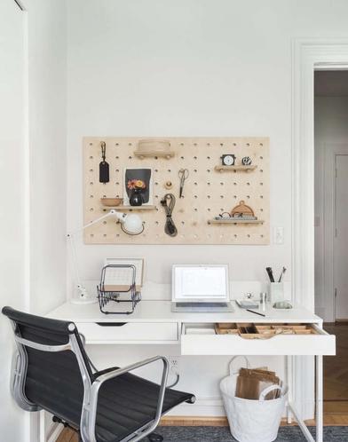 https://www.remodelista.com/ezoimgfmt/media.remodelista.com/wp-content/uploads/2017/11/the-organized-home-home-office-pegboard-matthew-williams-733x933.jpg?ezimgfmt=rs:392x499/rscb4