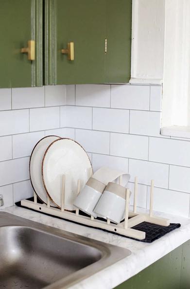 https://www.remodelista.com/ezoimgfmt/media.remodelista.com/wp-content/uploads/2020/08/diy-dish-rack-the-merry-thought-jpg-733x1107.jpg?ezimgfmt=rs:392x592/rscb4