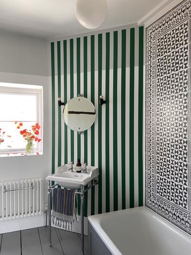 https://www.remodelista.com/ezoimgfmt/media.remodelista.com/wp-content/uploads/2021/09/house-on-dolphin-street-striped-bath-russell-loughlan.jpg?ezimgfmt=rs:392x523/rscb4