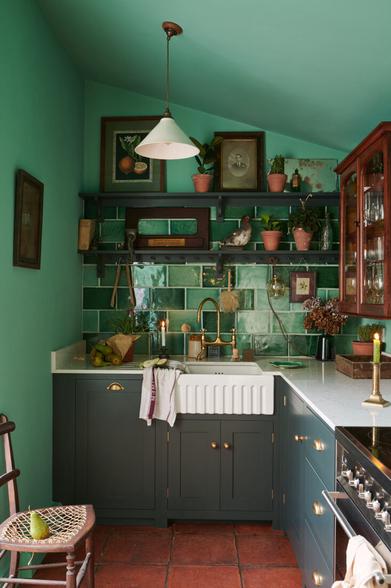 https://www.remodelista.com/ezoimgfmt/media.remodelista.com/wp-content/uploads/2022/01/shaker-kitchen-devol-durham-3-733x1100.jpg?ezimgfmt=rs:392x588/rscb4