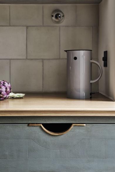 https://www.remodelista.com/ezoimgfmt/media.remodelista.com/wp-content/uploads/2022/04/mark-lewis-design-moray-handles-drawer-pull-733x1099.jpg?ezimgfmt=rs:392x588/rscb4