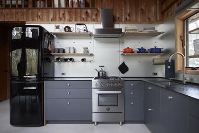 https://www.remodelista.com/ezoimgfmt/media.remodelista.com/wp-content/uploads/2022/12/space-theory-henrybuilt-springs-newyork-kitchen-in-1970s-a-frame-2.jpg?ezimgfmt=rs:392x261/rscb4