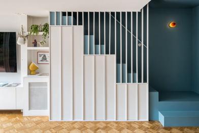 https://www.remodelista.com/ezoimgfmt/media.remodelista.com/wp-content/uploads/2022/12/tonal-terrace-bvds-architects-french-and-tye-colvestone-crescent-dalston-hackney-stairs-two-tone-white-blue-living-room-joinery-panels-paneling-t-733x489.jpg?ezimgfmt=rs:392x262/rscb4