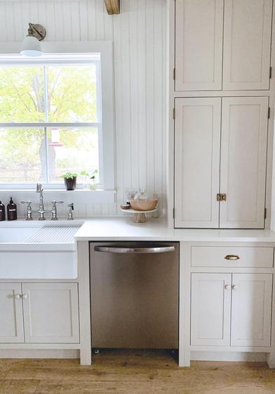 https://www.remodelista.com/ezoimgfmt/media.remodelista.com/wp-content/uploads/2023/05/dishwasher-before-via-the-merry-thought.jpg?ezimgfmt=rs:392x563/rscb4