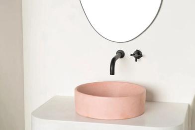 https://www.remodelista.com/ezoimgfmt/media.remodelista.com/wp-content/uploads/2023/08/marcias-concrete-basin-shelf-sink-babe-733x489.jpg?ezimgfmt=rs:392x262/rscb4