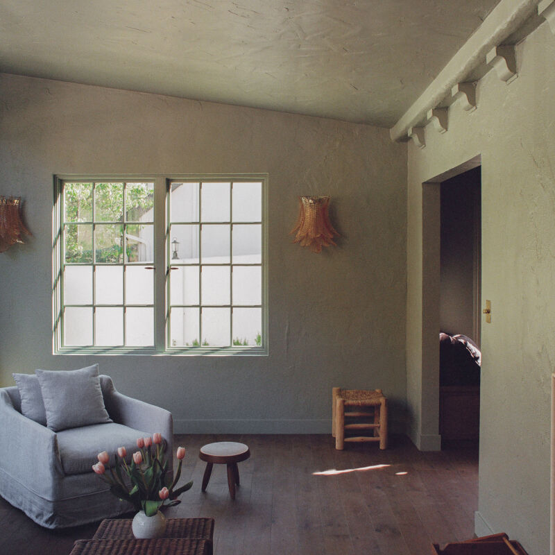 https://www.remodelista.com/wp-content/uploads/2023/06/la-tudor-spec-remodel-by-ome-dezin-austin-leis-photo-7-800x800.jpg?ezimgfmt=rs:392x417/rscb4