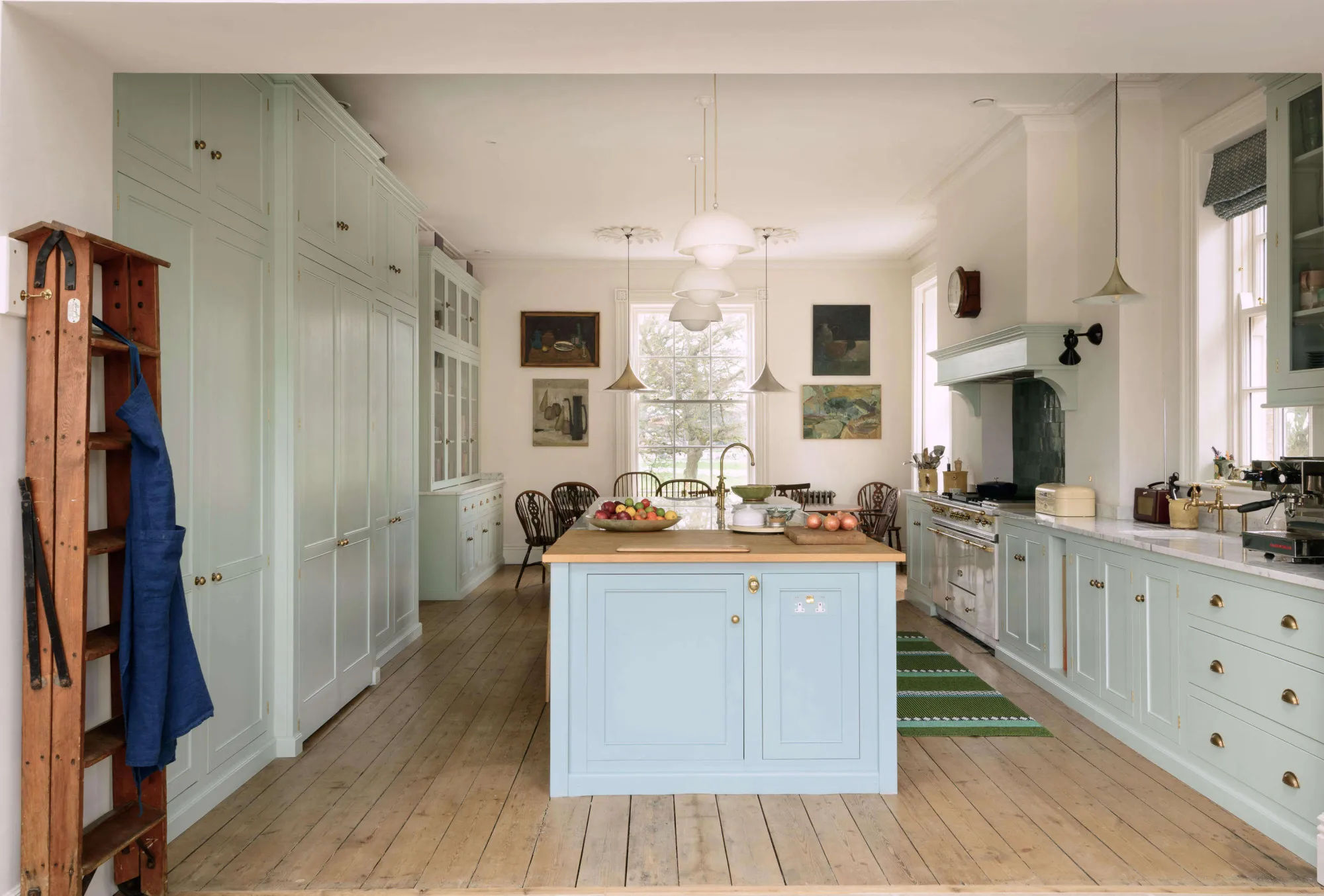 From deVol: A Dream English Kitchen, Size Extra Large for Family Living and Entertaining