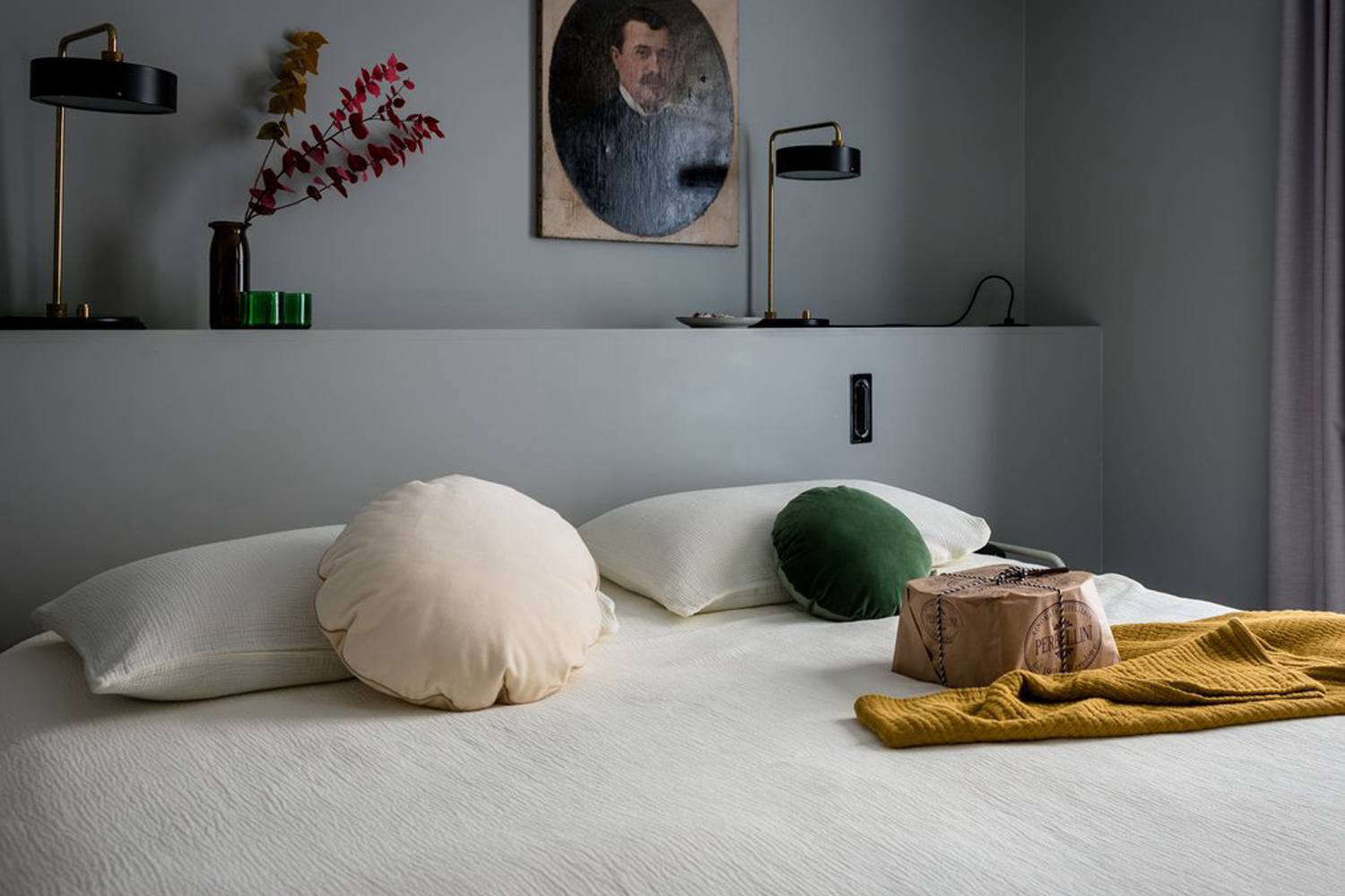 10 Easy Pieces: Round Velvet Cushions - Remodelista