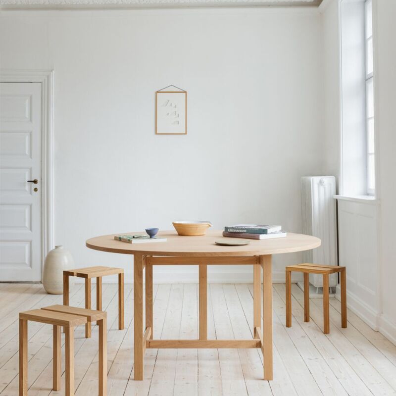 https://www.remodelista.com/wp-content/uploads/2023/09/moebe-flat-pack-round-dining-table-800x800.jpg?ezimgfmt=rs:392x417/rscb4