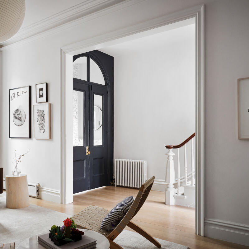 https://www.remodelista.com/wp-content/uploads/2023/09/shana-faust-boerum-hill-townhouse-renovation-front-door-800x800.jpg?ezimgfmt=rs:392x417/rscb4