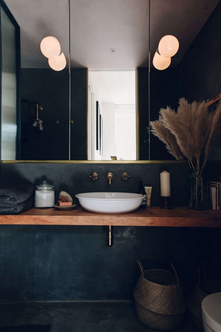 The Bath en Noir: 10 Favorite Moody Black Bathrooms - Remodelista