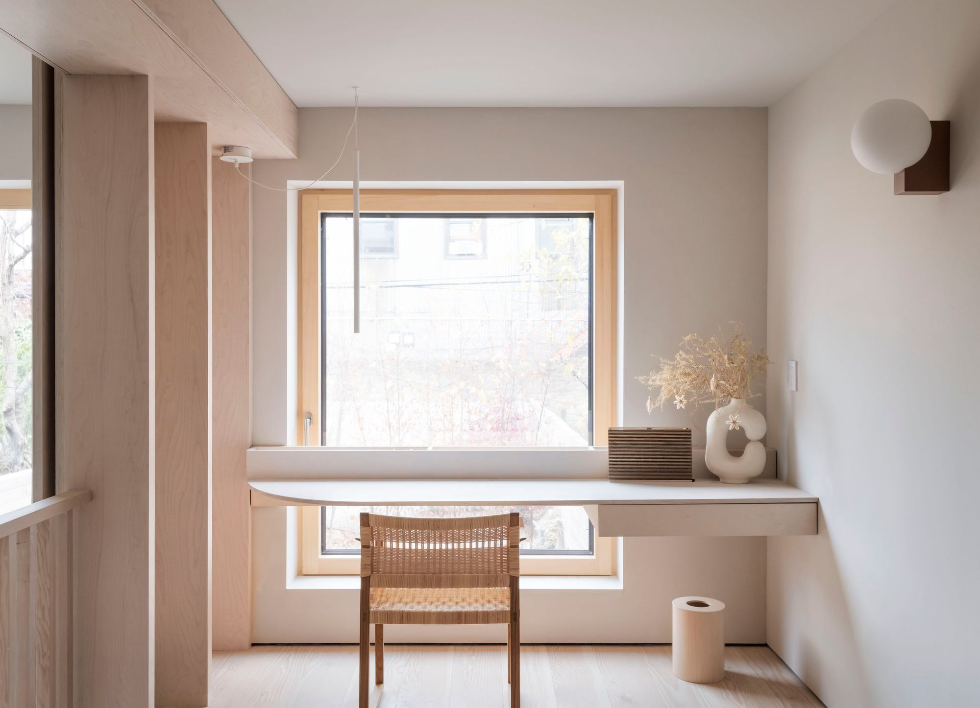 StealThisLook:AWell-LitOfficewithMinimalistAppeal-Remodelista