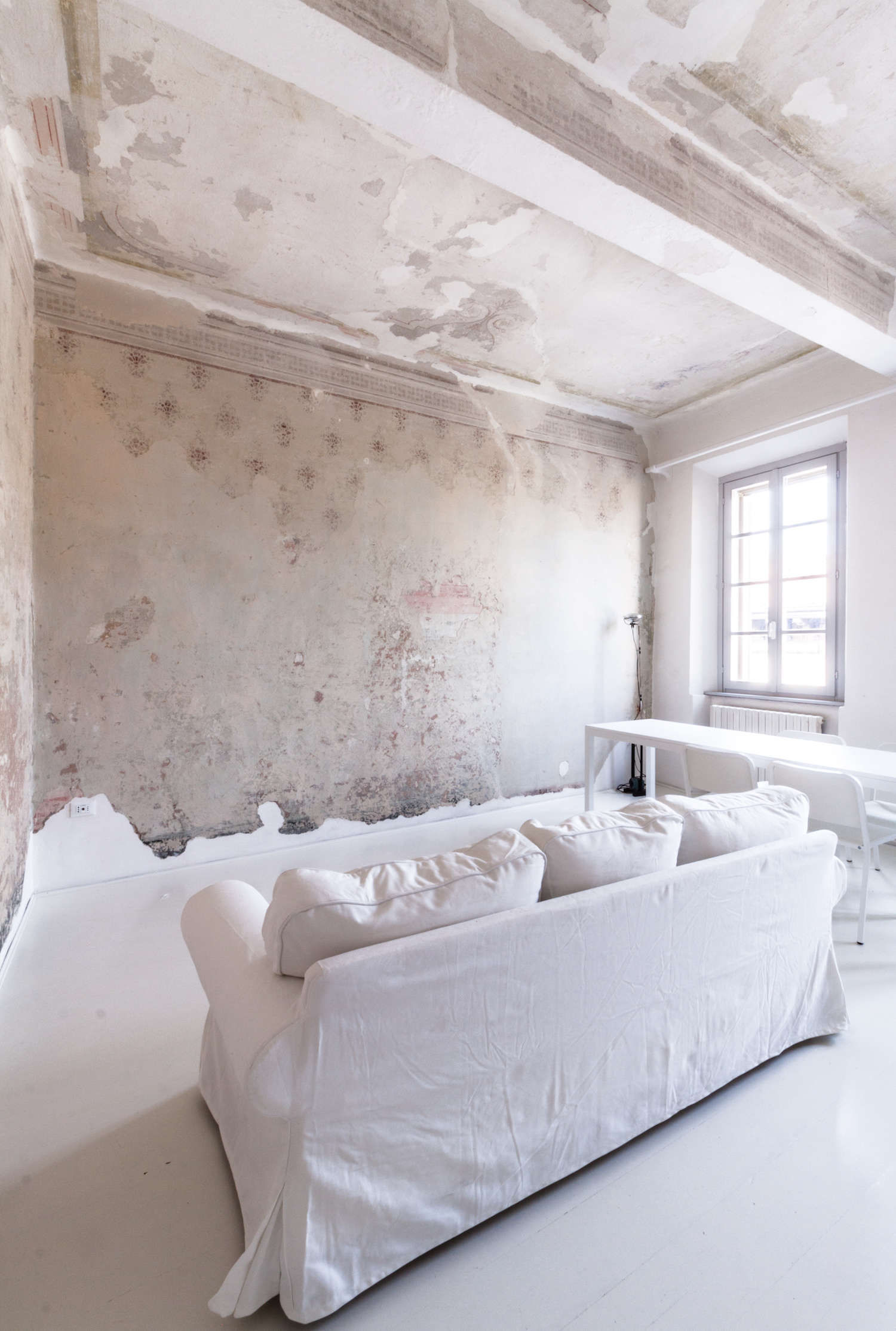 InMantova,ARomanticApartmentwithRemainsofaLateRenaissanceFresco-Remodelista