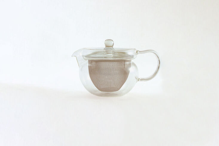 https://www.remodelista.com/wp-content/uploads/2023/11/hairo-chaha-kyusu-maru-glass-teapot-733x489.jpg?ezimgfmt=rs:392x262/rscb4