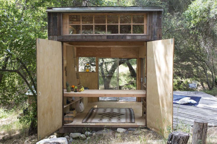 OutbuildingoftheWeek:ABohemianSurfShackinTopangaCanyon-Gardenista