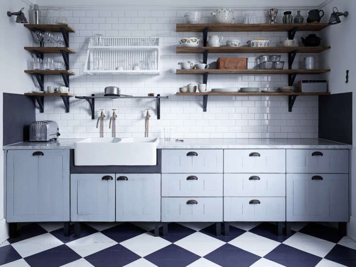 StealThisLook:AClassicEnglishKitchenforanOscar-WinningCostumeDesigner-Remodelista