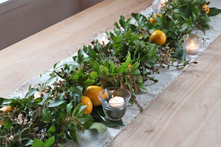 DIY:ATabletopGarlandofMistletoeandMeyerLemons-Remodelista