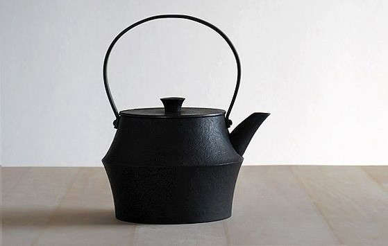 ObjectLessons:TheGreatJapaneseCast-IronKettle-Remodelista