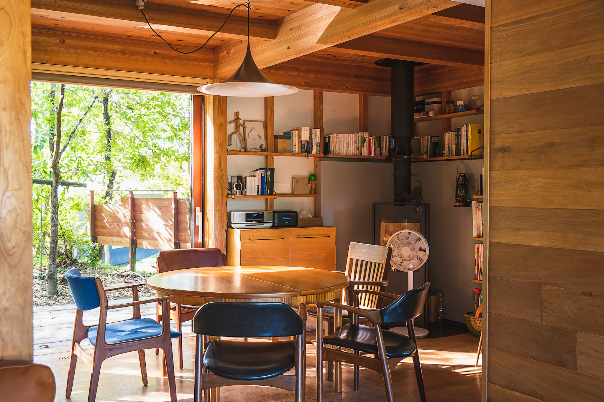 https://www.remodelista.com/wp-content/uploads/2023/12/kitchen-table-hironobu-kagae-family-house-kagoshima-japan-7081-8.jpg?ezimgfmt=rs:392x261/rscb4