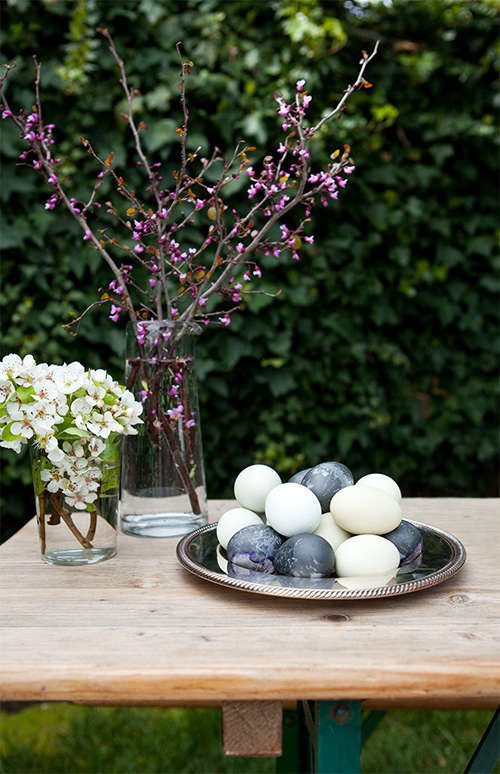 DIY:Hibiscus-DyedEasterEggs-Gardenista