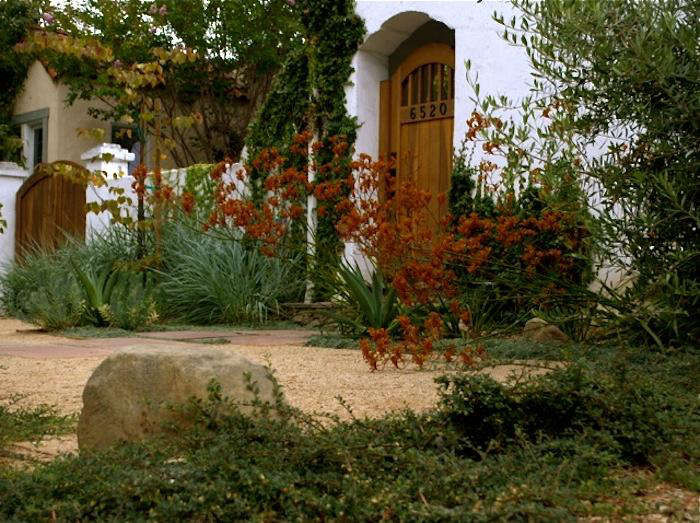 BeforeandAfter:TransformingaTangleintoanElegantEntry-Gardenista