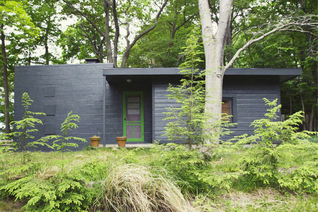 ReaderRehab:CabinColorThatTakesItsCuefromtheLandscape-Remodelista