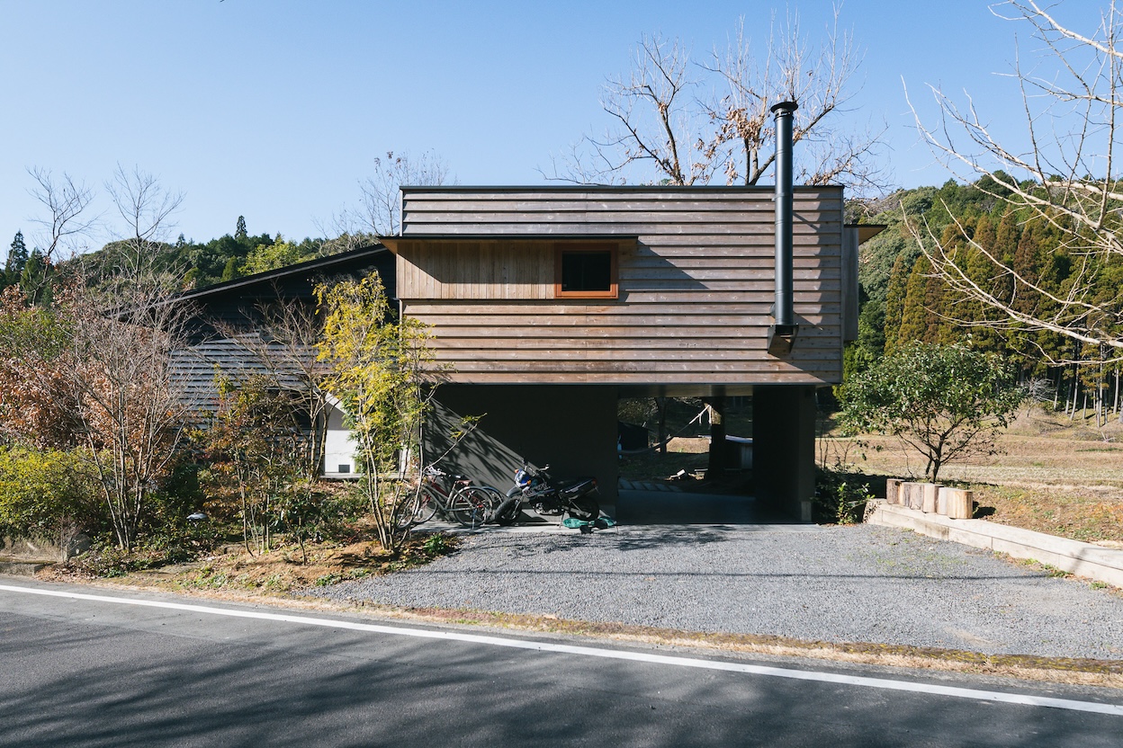 hironobu fit the 33 square meter (355 square foot) dwelling over the car port n 17