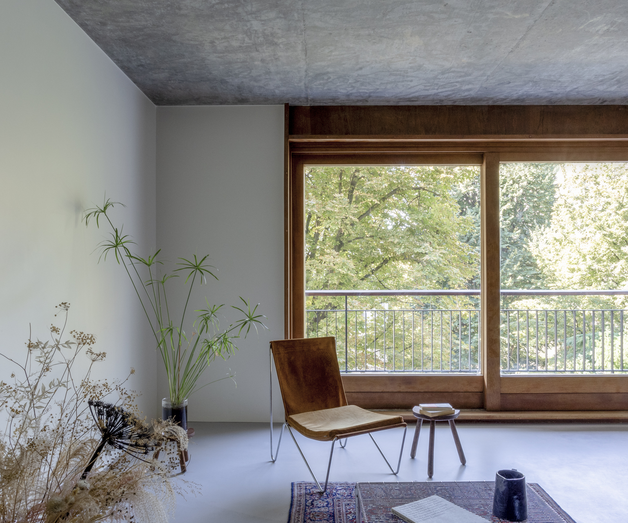 Een compacte, op de jaren 60 geïnspireerde Parijse appartementrenovatie door architect Saba Ghorbanalinejad
