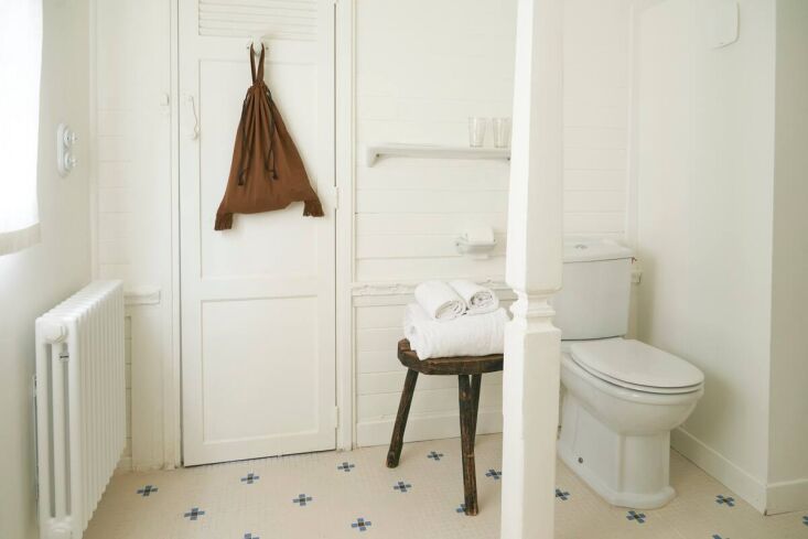 the whitewashing of walls and fixtures in the bath allows the custom tile patte 26