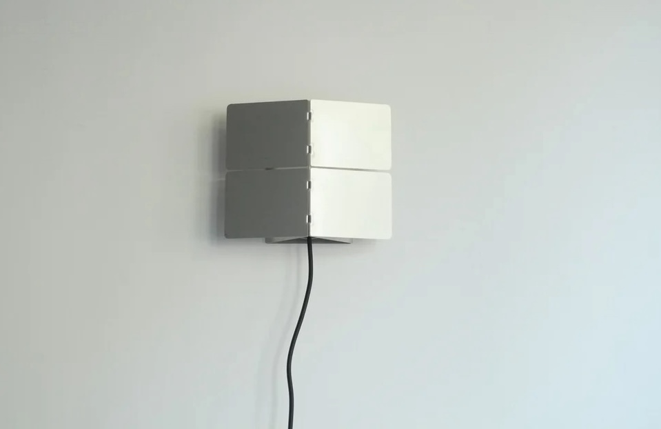چنین لامپ دیواری از جنس استیل ضد زنگ توسط آلوارو اوچا رودریگز برای گلسنگ.  18