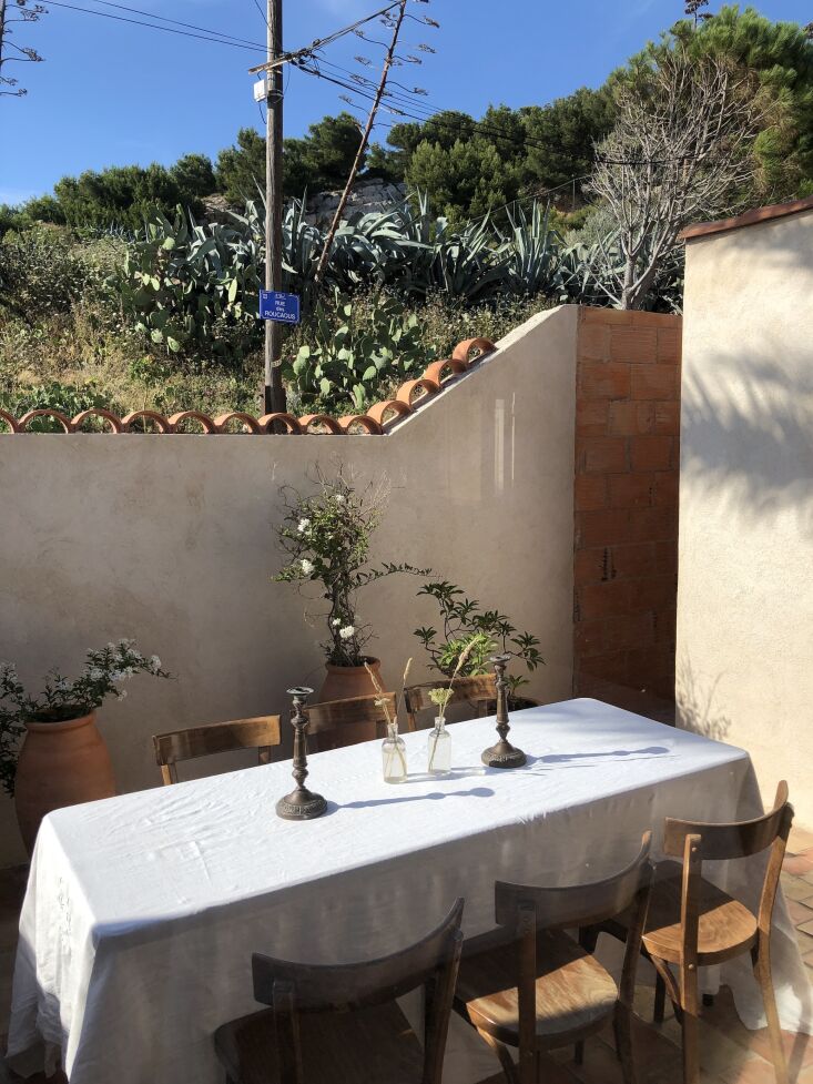 the dining table can be relocated for plein air meals. the ocean is visible jus 27