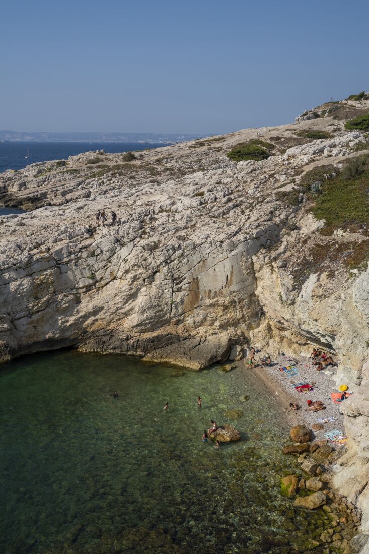 the samèna cove, a mere \10 meters away, is enclosed by steep cliffs. 28