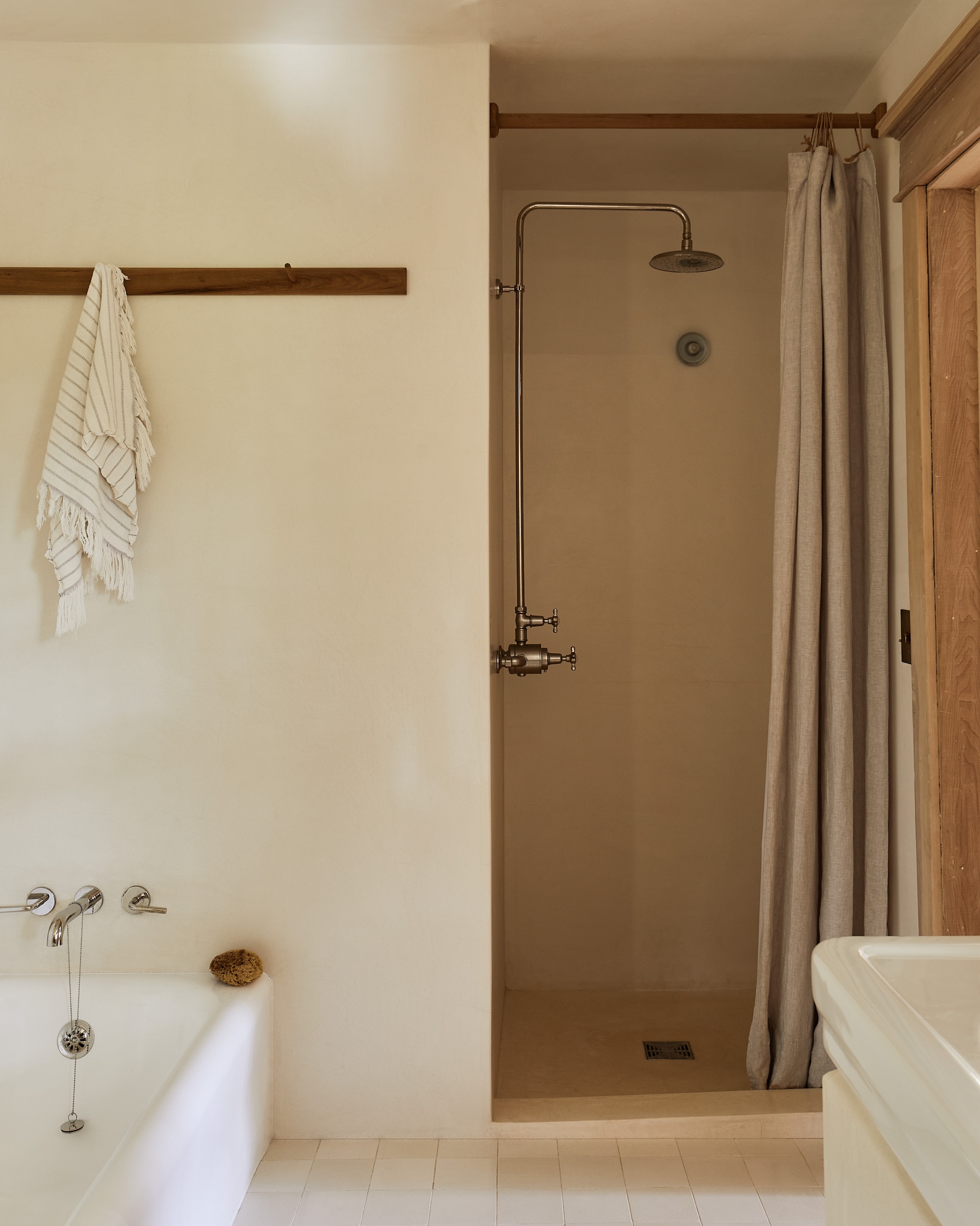 the original bathtub was restored and paired with tadelakt walls by devereux &a 32