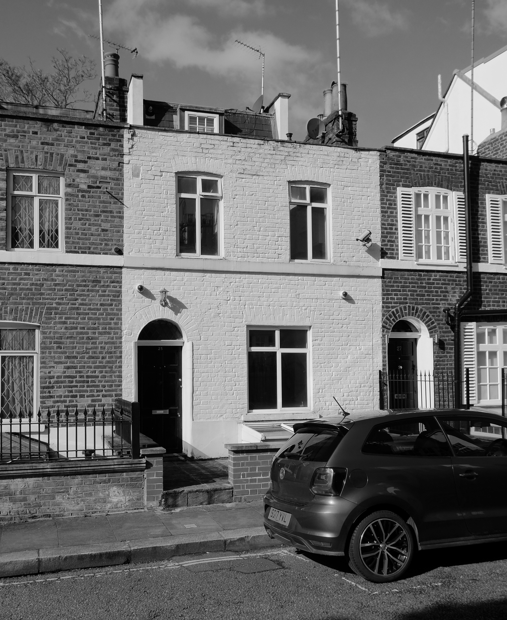 the house stood out from its neighbors thanks to a white plaster finish and che 33