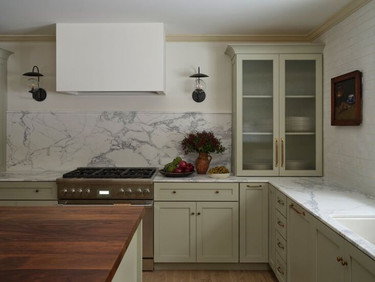 bianco statuario marble counters and cabinets painted in benjamin moore spanish 22