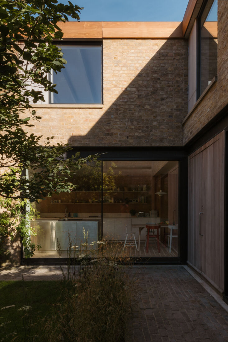 the l shaped house surrounds a leafy courtyard, which is visible from each wind 17