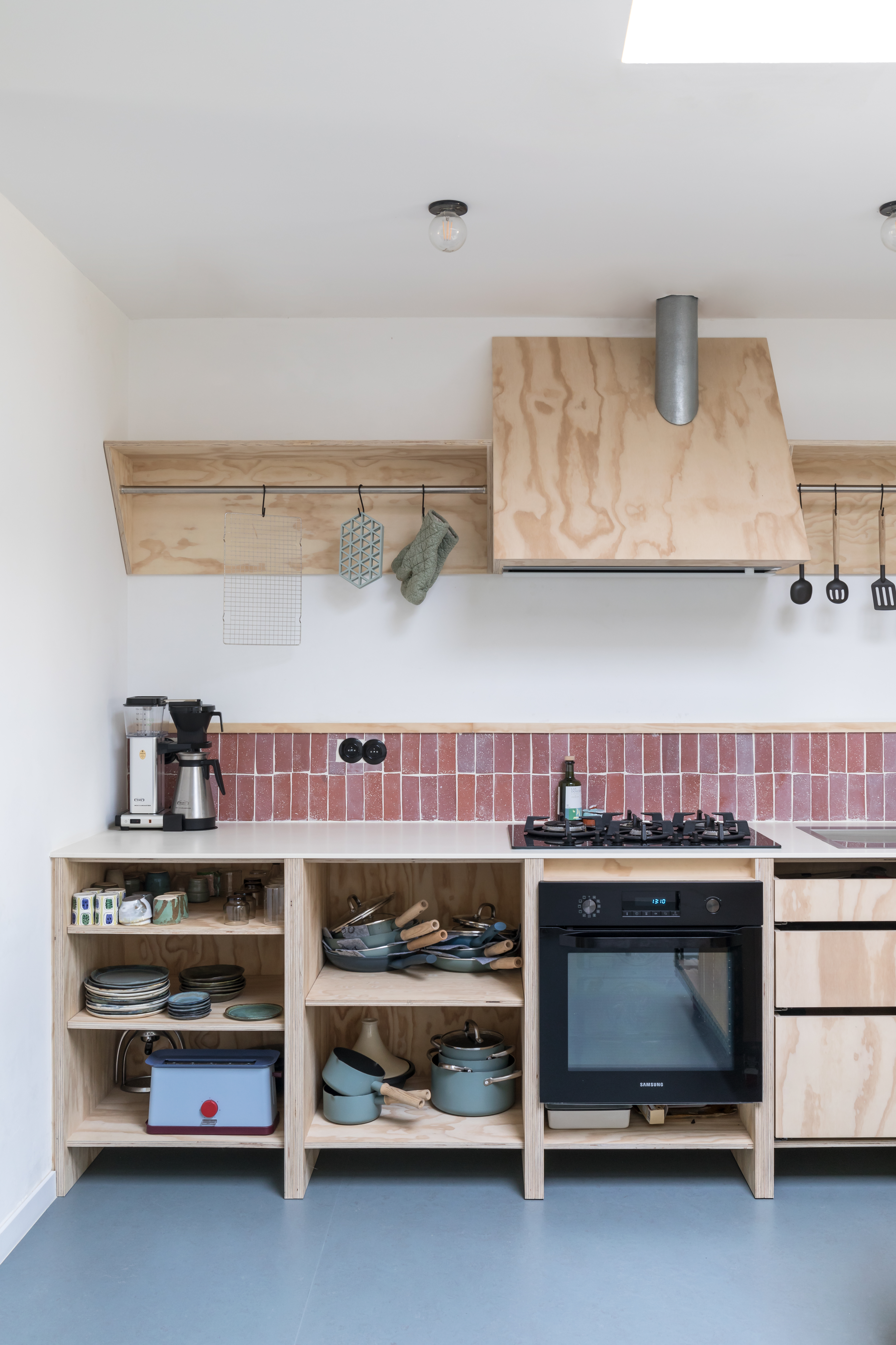 the range hood is a nod to a triangular counterpart in belgian architect juliaa 19