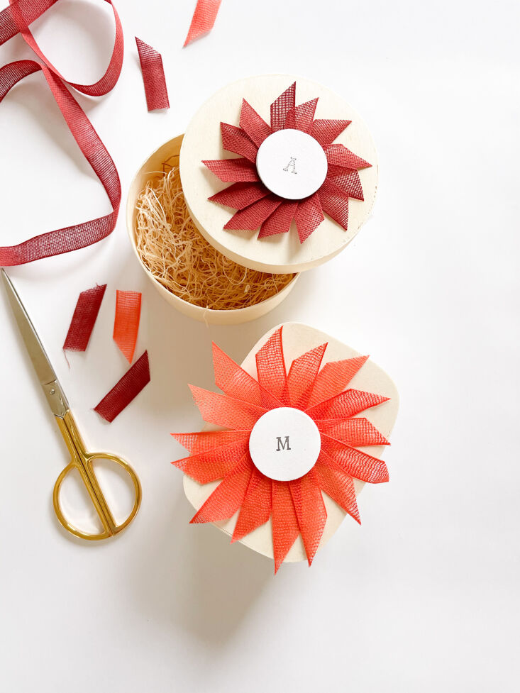 to create these gift toppers, cut out a \1 inch paper circle and glue on \2 inc 19